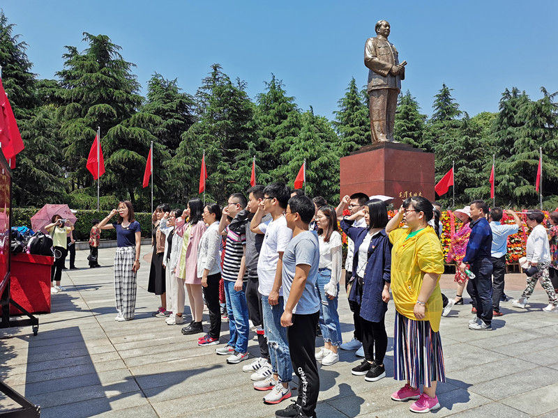 1557798319116943.jpg 重温入党誓词.jpg